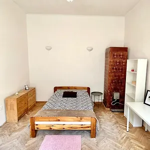 Bedroom Near The Bus And Train Station Kwatera prywatna